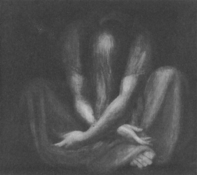 Figura humana sentada em imagem a preto e branco com braços cruzados