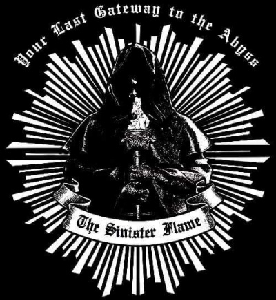 Figura encapuzada segurando tocha com texto sombrio em fundo preto