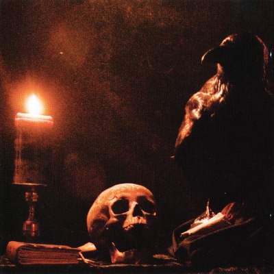 Vela acesa, crânio, livros antigos e corvo em ambiente escuro