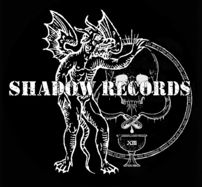 Logótipo Shadow Records com figura demoníaca, crânio, espadas e cálice