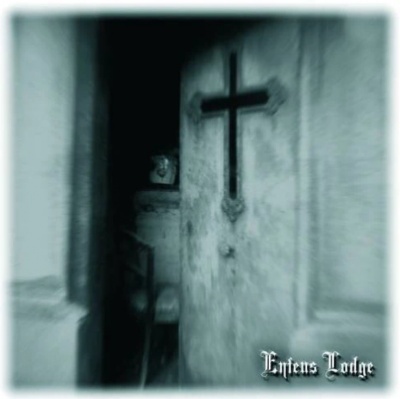 porta em pedra com cruz preta e texto Entens Lodge