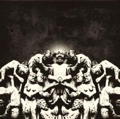 Escultura antiga em pedra com várias figuras humanas e criaturas em fundo escuro