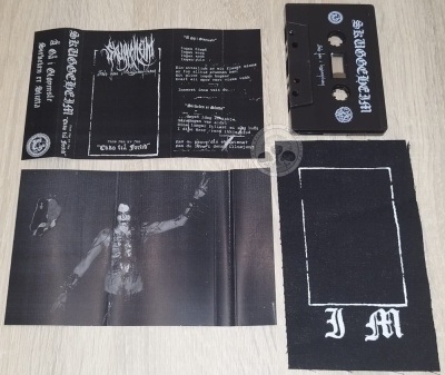 Cassete de áudio preto, capa dobrável, pôster e pedaço de tecido preto com bordado branco