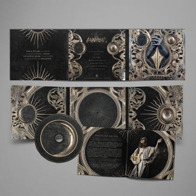 Embalagem de CD preta e dourada com livro e disco
