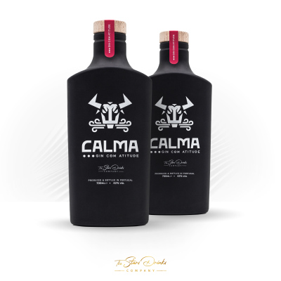Duas garrafas pretas foscas de gin CALMA com tampas de cortiça e rótulos brancos