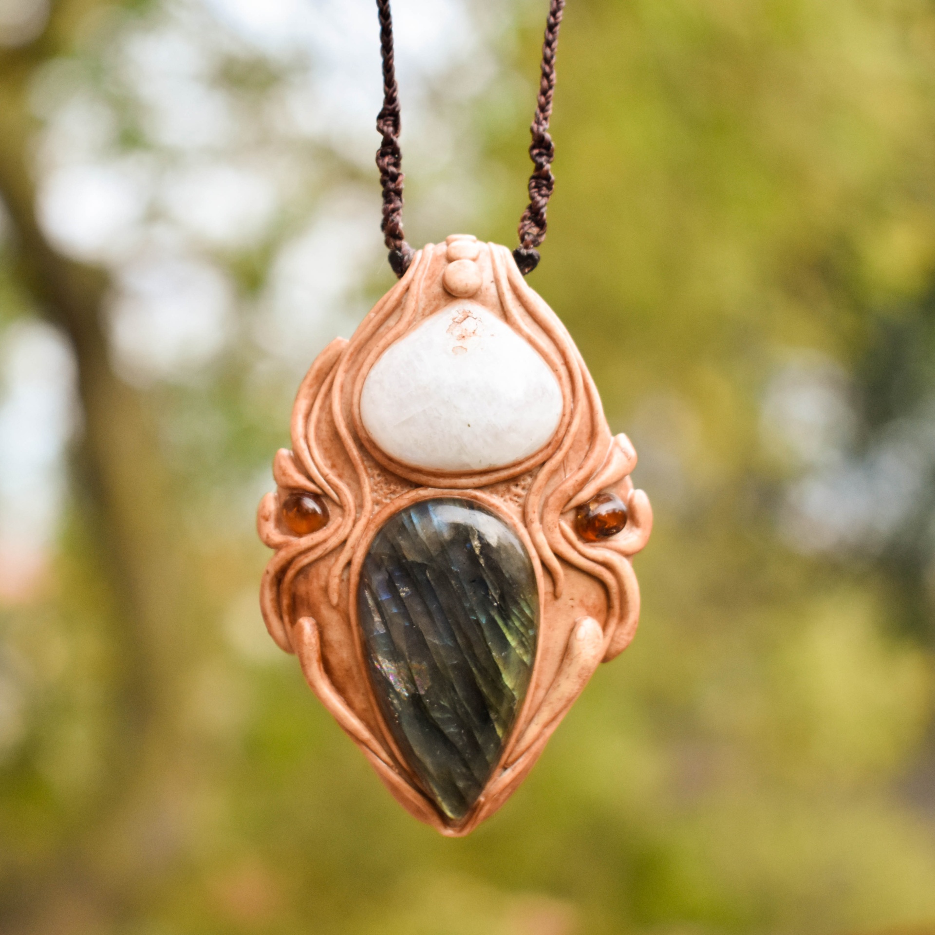 Amuleto Dharma com Pedra da Lua, Turmalinas e Labradorite Colar artesanal com pendente de couro castanho claro e pedras branca e labradorita, pendurado ao ar livre