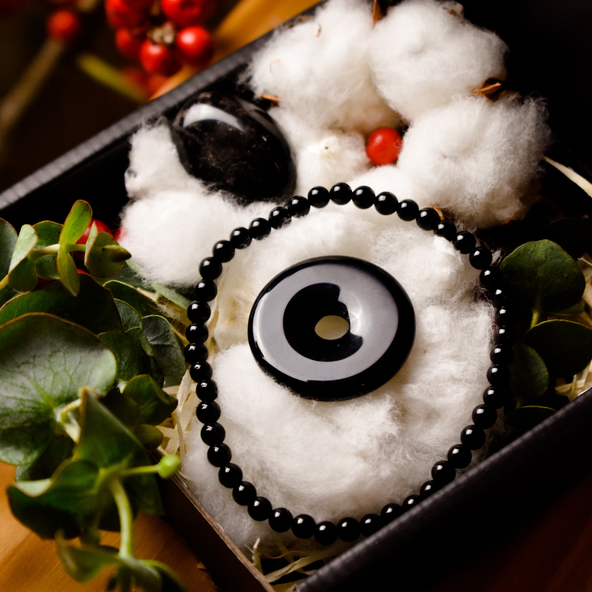 Mystic Treasure Box: Ónix | força e proteção Pulseira preta com pendente circular em caixa com algodão e decoração natural