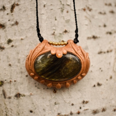 Colar com pendente em madeira e pedra verde, cordão preto e contas douradas