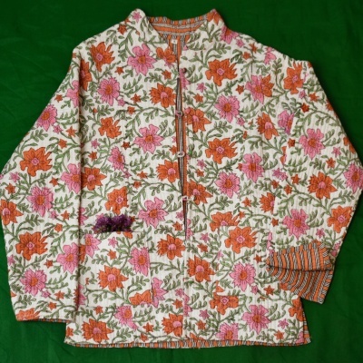 Casaco floral feminino com padrões laranja, rosa e verde