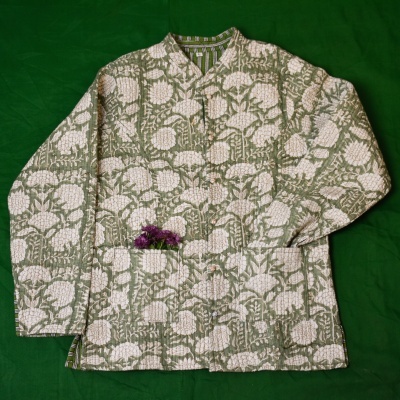 Casaco floral branco e verde com bolsos e flores roxas