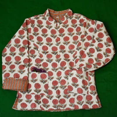 Casaco floral branco com botões e forro listrado em laranja num fundo verde