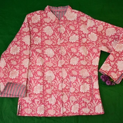Blusa rosa com flores brancas e punhos às riscas