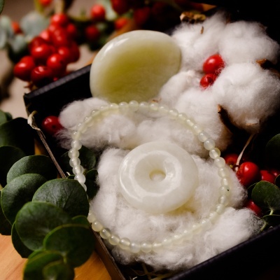 Conjunto de bijuteria branca sobre algodão com frutos vermelhos decorativos