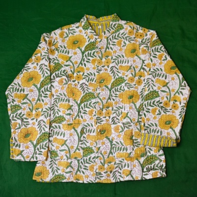 Casaco floral amarelo e verde com detalhes listrados