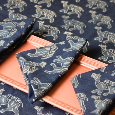 Guardanapos azuis com elefantes brancos sobre prato rosa