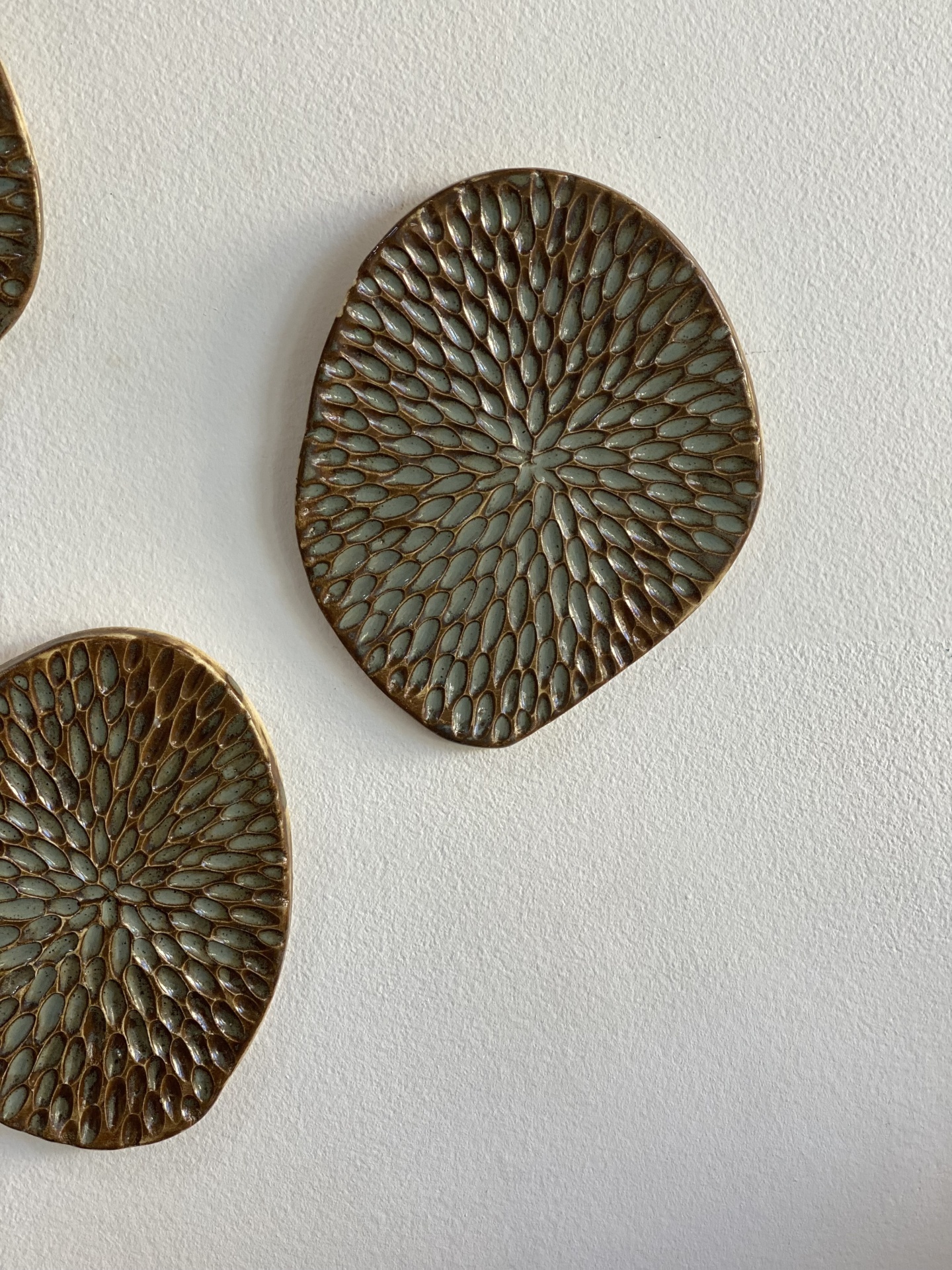 Escultura Diálogos Marítimos Placa decorativa de parede castanho-dourado com textura em relevo