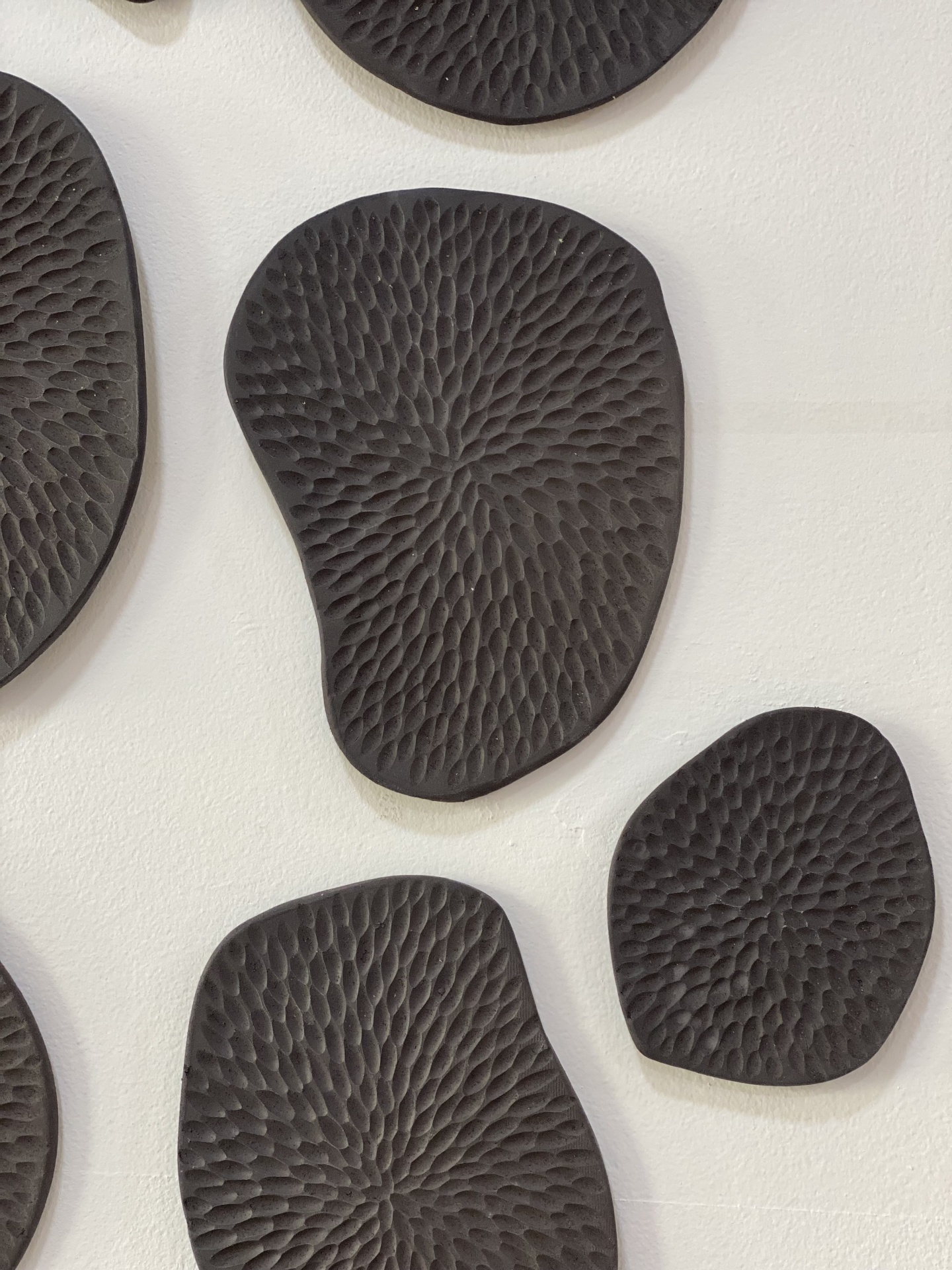 Escultura Diálogos Marítimos Peças decorativas pretas texturadas em parede branca