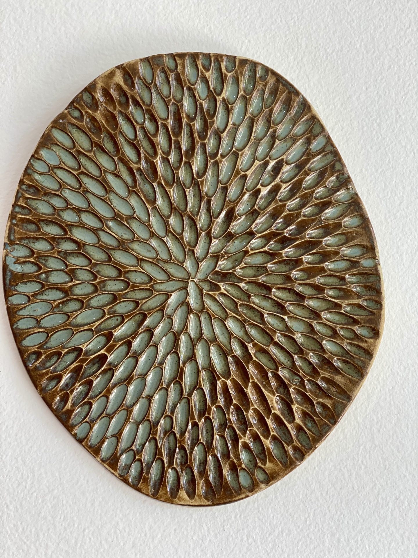 Escultura Diálogos Marítimos Prato decorativo redondo com padrão em verde e castanho