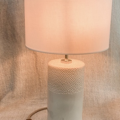 Candeeiro de mesa branco com abajur de tecido e base cerâmica texturizada