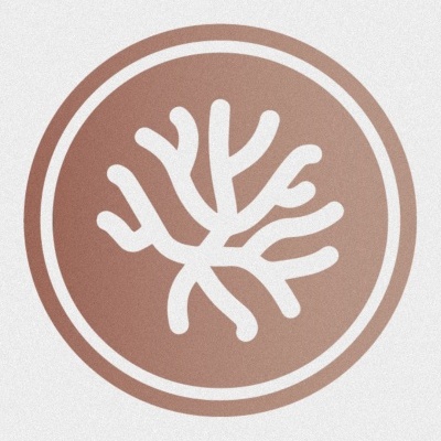 Logótipo circular com padrão branco de coral sobre fundo castanho claro