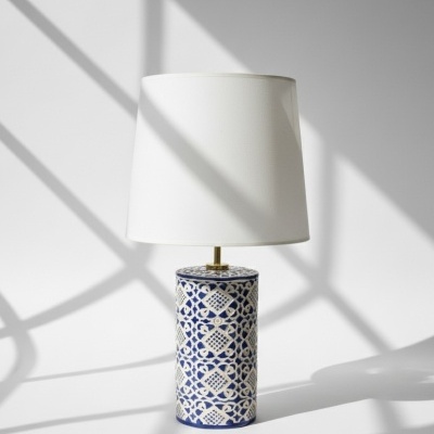 Candeeiro de mesa com base azul e branca e cúpula branca