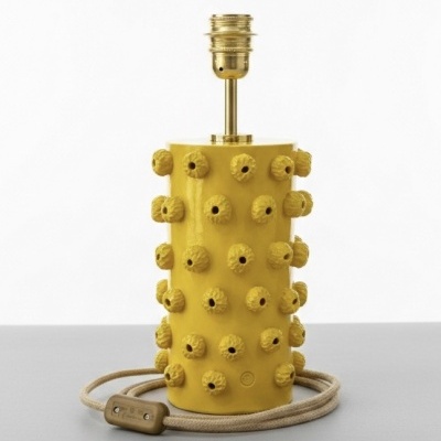 Luminária de mesa amarela com textura e cabo elétrico