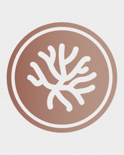 Logótipo circular com padrão branco de coral sobre fundo castanho claro