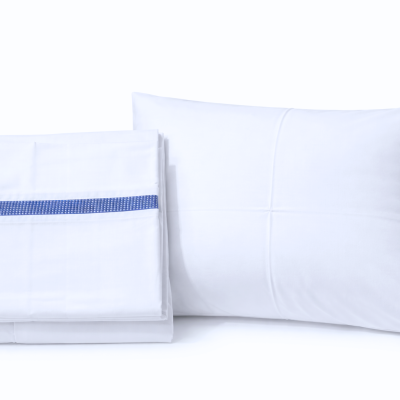 Conjunto de roupa de cama branca com faixa azul decorativa