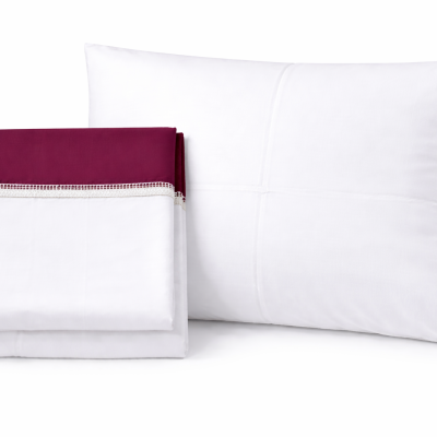 Conjunto de roupa de cama branco com bordas vinho e renda