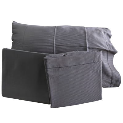 Conjunto de roupa de cama cinzenta com riscas finas e costuras visíveis