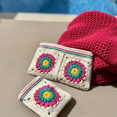 Dois sacos de malha com padrão colorido em superfície bege perto de piscina