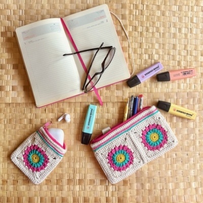 Conjunto de artigos de papelaria e acessórios sobre fundo bege em padrão entrelaçado