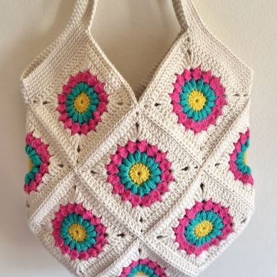 Bolsa de crochet bege com flores coloridas