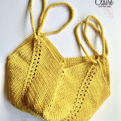 Bolsa amarela de verão em croché com alças finas sobre fundo branco