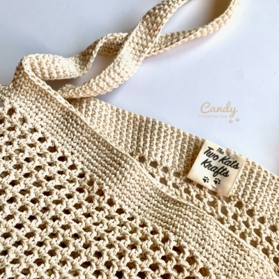 Saco de croché creme com etiqueta 'The Two Katts Krafts'