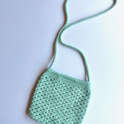 Bolsa de ombro de crochet verde-água com padrão entrelaçado