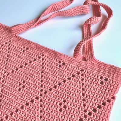 Bolsa de croché cor de rosa com padrão e alças finas