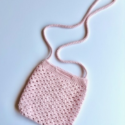 Mala pequena de crochet rosa claro com alça comprida