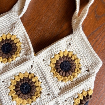 Saco de crochet bege com flores em quadrados multicolor