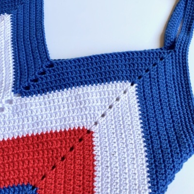 Top de crochet azul, branco e vermelho com padrão chevron