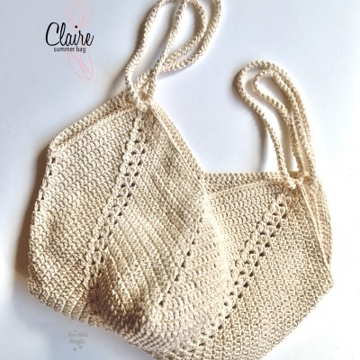 Saco de verão Claire em croché bege com alças duplas sobre fundo branco