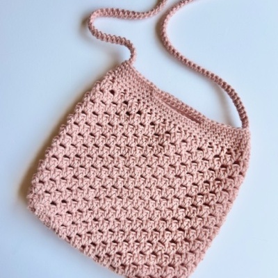 Bolsa rosa claro feita em crochet com alça longa