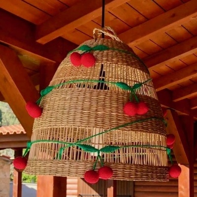Candeeiro de teto em rattan com flores vermelhas e folhas verdes suspenso no teto de madeira