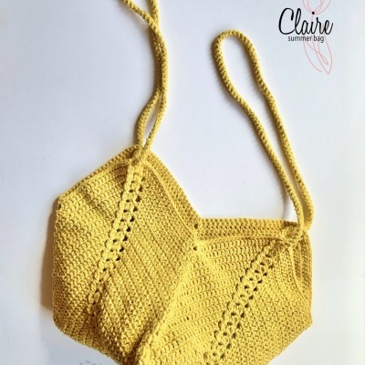 Bolsa de verão amarela de crochê com alças longas em fundo branco