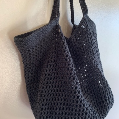 Saco preto de malha pendurado