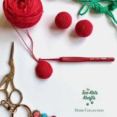 Itens para crochet com linha vermelha, agulha 3/0 2.00mm, tesoura dourada e porta-chaves colorido