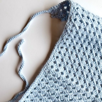 Top cropped de malha de croché azul claro com alças finas