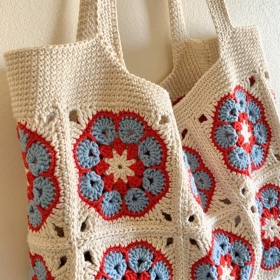 Sacos de crochet bege com padrão floral vermelho e azul