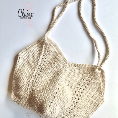 Saco de verão Claire tricotado bege claro com alças tricotadas sobre fundo branco