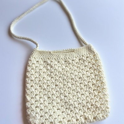 Mala pequena de crochet cru com padrão texturizado e alça comprida